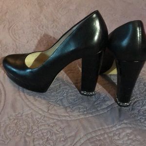 Black leather Michael Kors Pump